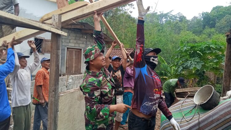 Gotong Royong TIGA PILAR: Koramil, Polsek, Dan Warga Wonoagung Kasembon Lakukan Bedah Rumah Warga Tidak Mampu