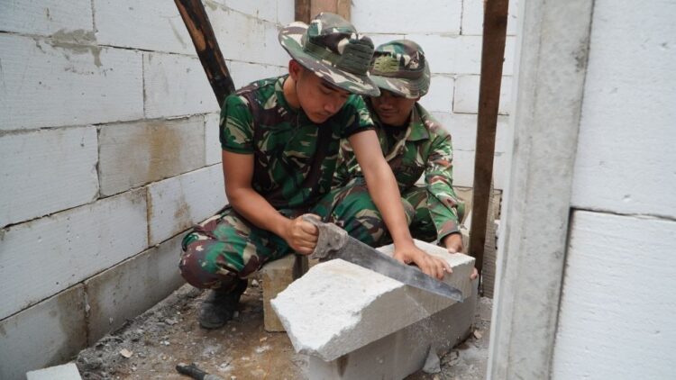Satgas TMMD ke-130 Kodim 0818 Kabupaten Malang, Bangun Rumah Layak Huni Warga Desa Taji