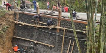 Program Satgas TNI Manunggal Masuk Desa SATGAS TMMD KE-130 Percepat Pembangunan Penahan Tanah