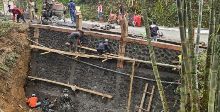 Program Satgas TNI Manunggal Masuk Desa SATGAS TMMD KE-130 Percepat Pembangunan Penahan Tanah