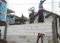 TNI Lahir dari Rakyat, Gotong Royong Satgas TMMD ke-130 Kodim 0818 Bangun Rumah Bapak Khodir