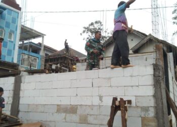 TNI Lahir dari Rakyat, Gotong Royong Satgas TMMD ke-130 Kodim 0818 Bangun Rumah Bapak Khodir