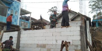 TNI Lahir dari Rakyat, Gotong Royong Satgas TMMD ke-130 Kodim 0818 Bangun Rumah Bapak Khodir