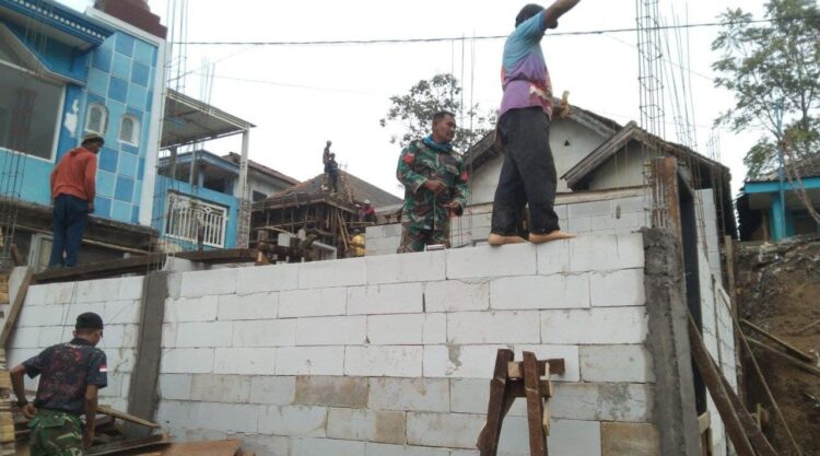 TNI Lahir dari Rakyat, Gotong Royong Satgas TMMD ke-130 Kodim 0818 Bangun Rumah Bapak Khodir