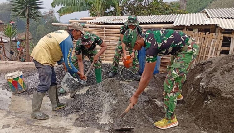Tentara Bukan Cuma Bisa Perang,Prajurit TNI Juga Ahli Aduk Semen