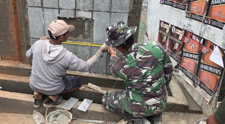 Satgas TMMD ke-130 Kodim 0818-Kabupaten Malang Gotong Royong Bersama Warga Bangun Tugu Prasasti
