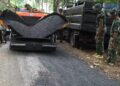 SATGAS TMMD KE-130 Bangun Jalan Hotmix Untuk Kemudahan Warga