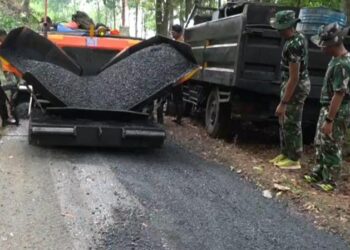 SATGAS TMMD KE-130 Bangun Jalan Hotmix Untuk Kemudahan Warga