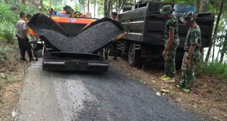 SATGAS TMMD KE-130 Bangun Jalan Hotmix Untuk Kemudahan Warga