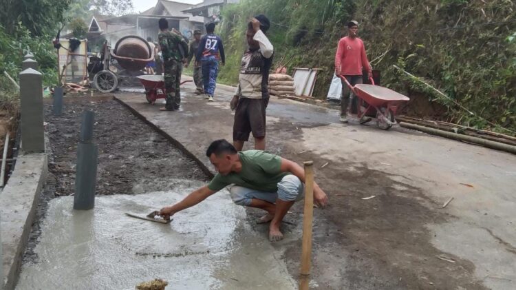 Kepedulian TNI, Kodim 0818 Malang-Batu Bangun Jalan Beton Desa Taji Dukung Aktivitas Warga
